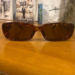 Brown tortoise rectangle glasses